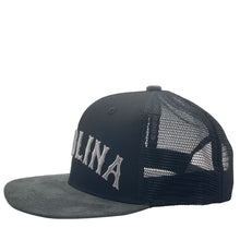 Load image into Gallery viewer, Gorra Carolina 1990 Negra – Trucker Edition