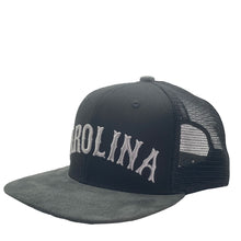 Load image into Gallery viewer, Gorra Carolina 1990 Negra – Trucker Edition